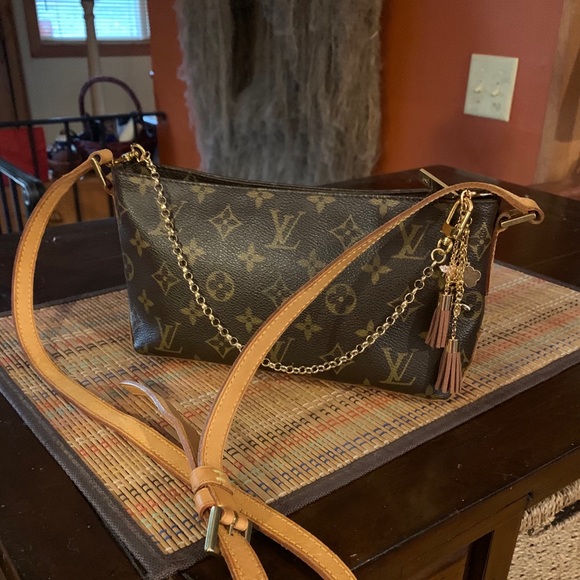 ❌SOLD❌🎄AUTH LV TROTTEUR HARD2 FIND TRENDY EUC🎄🎁 - Picture 3 of 14